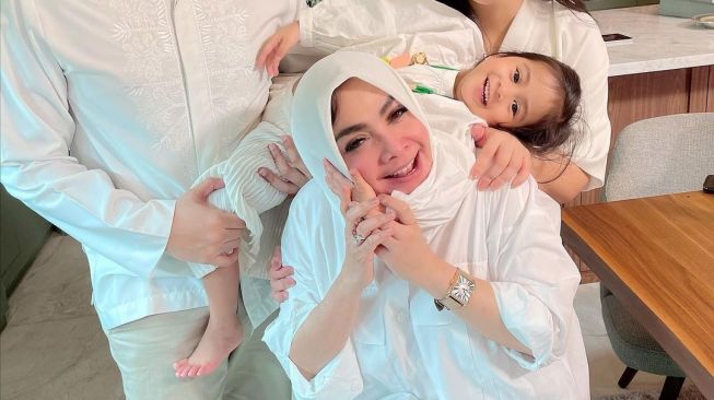 Gaya Mama Rieta Ibunda Nagita Slavina (instagram/@rieta_amilia)