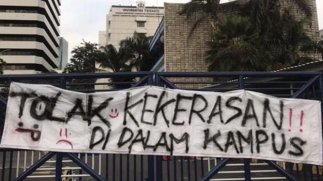 Spanduk protes mahasiswa Trisakti lataran adanya penganiyaan yang menimpa Presma, Kamis (7/4/2022). [Ist]