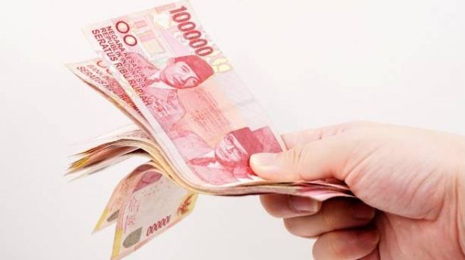 Ilustrasi uang rupiah, gaji, tabungan, THR - Syarat Penerima BSU 2022 (Pixabay)