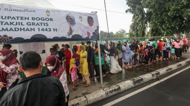 Sejumlah warga antre untuk mendapatkan takjil di Jalan Raya Tegar Beriman, Cibinong, Kabupaten Bogor, Jawa Barat, Kamis (7/4/2022).  ANTARA FOTO/Yulius Satria Wijaya
