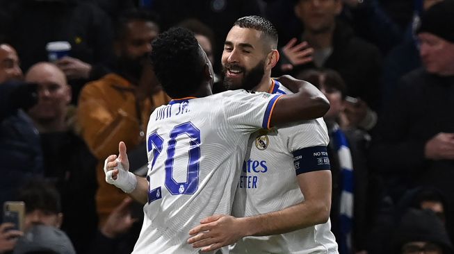 Real Madrid striker Karim Benzema celebrates after scoring his second goal in the UEFA Champions League quarter-final first leg football match between Chelsea and Real Madrid at Stamford Bridge Stadium, Thursday (7/4) early morning WIB.  JAVIER SORIANO / AFP