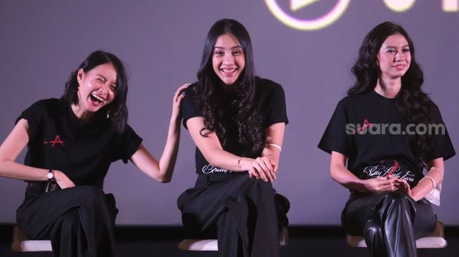 Pemain Pretty Little Liars Shindy Huang, Anya Geraldine, dan Yuki Kato ditemui saat VIU Press Conference & Pre-Screening di CGV Grand Indonesia, Jakarta, Kamis (7/4/2022). [Suara.com/Angga Budhiyanto]