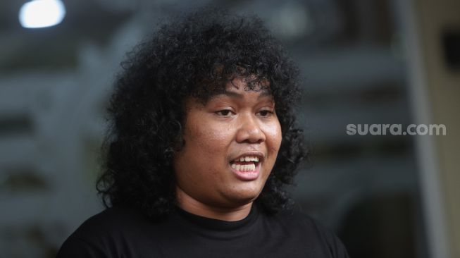 Komedian Marshel Widianto memberikan keterangan kepada awak media usai menjalani pemeriksaan di Polda Metro Jaya, Jakarta, Kamis (7/4/2022). [Suara.com/Angga Budhiyanto]