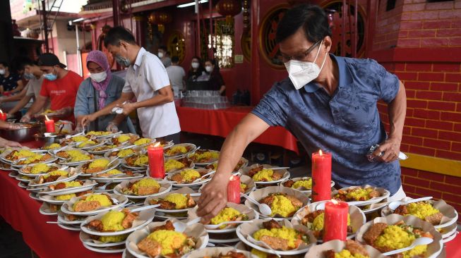 Panitia menyiapkan makanan berbuka puasa di Vihara Dharma Bakti, Petak Sembilan, Jakarta, Rabu (6/4/2022). ANTARA FOTO/Wahyu Putro 
