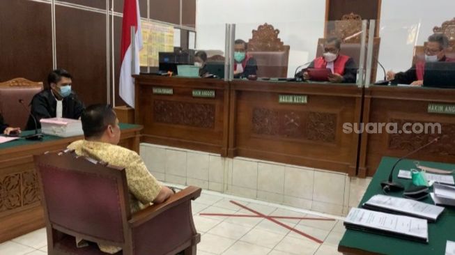 Irjen Napoleon Bonaparte saat menjalani sidang lanjutan kasus penganiayaan M Kece di PN Jaksel. (Suara.com/Yaumal)