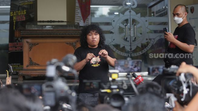 Komedian Marshel Widianto memberikan keterangan kepada awak media usai menjalani pemeriksaan di Polda Metro Jaya, Jakarta, Kamis (7/4/2022). [Suara.com/Angga Budhiyanto]