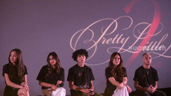 Para pemain Pretty Little Liars ditemui saat VIU Press Conference & Pre-Screening di CGV Grand Indonesia, Jakarta, Kamis (7/4/2022). [Suara.com/Angga Budhiyanto]