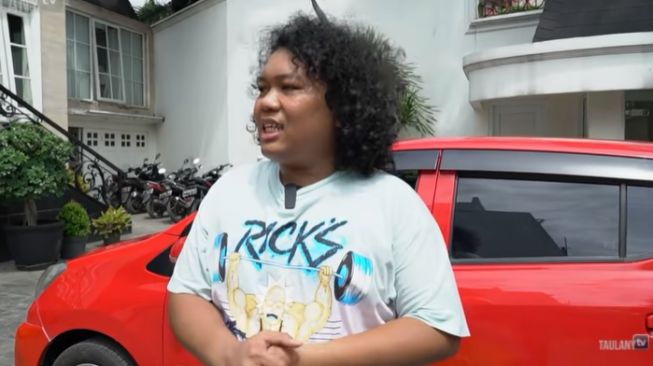 Marshel Widianto bersama 'Red Ferrari' miliknya (Youtube-Taulany TV)