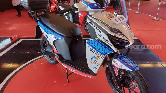 Sepeda motor listrik Gesits motif batik senada yang dibubuhkan di sepeda motor paddock MotoGP Mandalika 2022, hadir di IIMS Hybrid 2022  [Suara.com/Manuel Jeghesta Nainggolan].