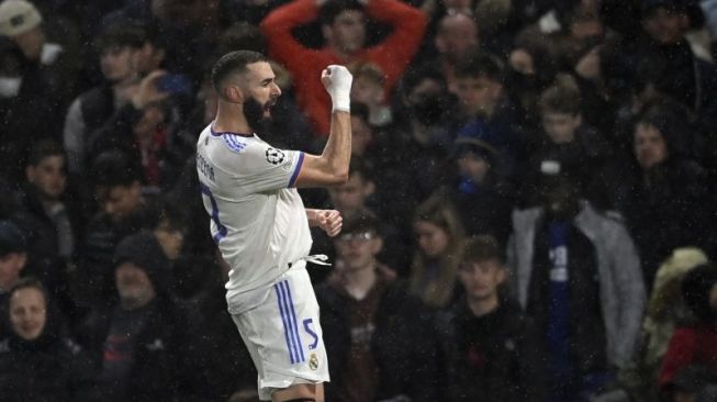 Pemain Real Madrid Karim Benzema merayakan gol keduanya dari hattricknya yang membawa Real Madrid menang 3-1 atas Chelsea dalam leh pertama perempatfinal Liga Champions. [Dok.Antara]