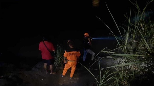 Bintang Jatuh Tercemplung Sungai di Ngawi, Polisi dan Warga Sedang Mencarinya