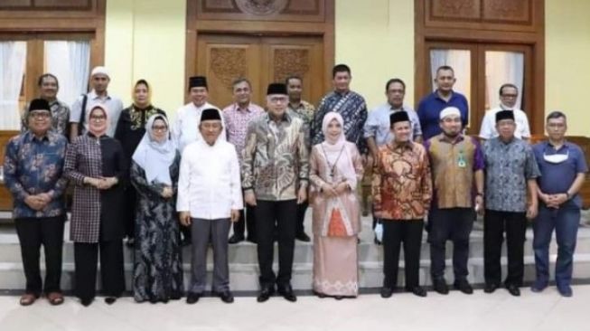 Gubernur Aceh Nova Iriansyah Resmikan Masjid di Kabupaten Mamuju Sulawesi Barat