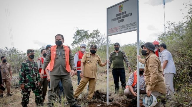 Pemkab Jember Melarang PT Semen Imasco Meledakkan Gunung Sadeng