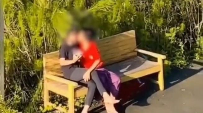 Viral Bocil Pekalongan Ciuman di Halaman Rumah Warga, Netizen Respon Komentar Kocak