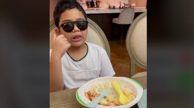 Teuku Adam Al Fatih, anak Teuku Wisnu dan Shireen Sungkar, makan sahur sambil pakai kacamata hitam. - (TikTok/@shireensungkar17)