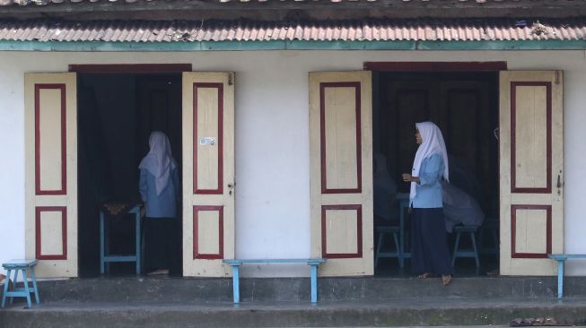 Sejumlah santriwati beraktivitas di rumah pendiri Nahdlatul Ulama (NU) KH Hasyim Asy'ari di kawasan Pondok Pesantren Kapurejo, Kediri, Jawa Timur, Kamis (7/4/2022). ANTARA FOTO/Prasetia Fauzani