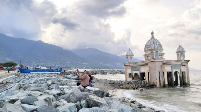 Asiknya Ngabuburit di Dekat Masjid Terapung Arkam Babul Rahman, Saksi Bisu Dahyatnya Tsunami Palu