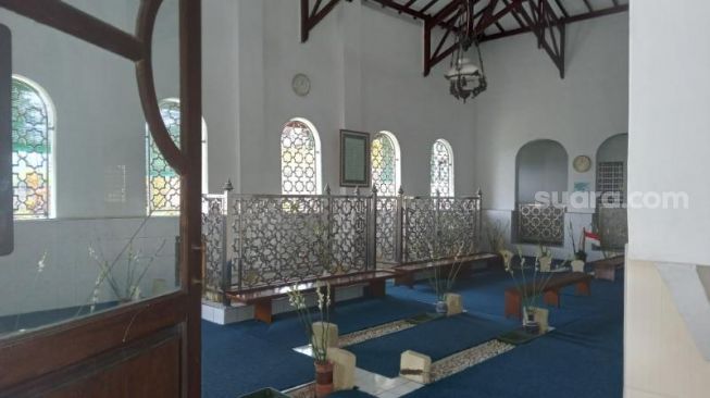 Makam di dalam Masjid At-Thohiriyah atau Masjid Bungkuk, Singosari, Malang. [Suara.com/Bob Bimantara Leander]