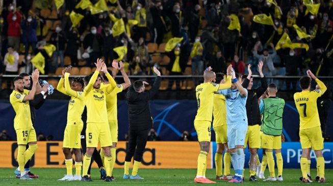 Para pemain Villareal melakukan selebrasi pada akhir pertandingan leg pertama perempat final Liga Champions antara Villarreal vs Bayern Munich di stadion La Ceramica di Vila-real pada 6 April 2022 waktu setempat.Pierre-Philippe MARCOU / AFP.