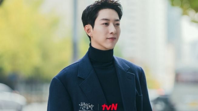 Lee Jung Shin CNBLUE Jadi Penasihat Hukum Andalan di Drama 'Shooting Stars'