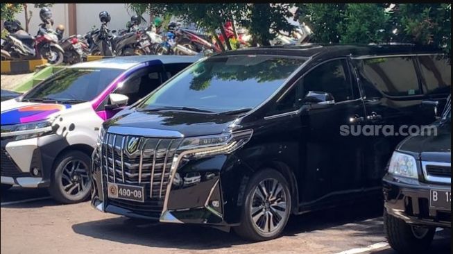 Toyota Alphard bernopol seri DPR yang digunakan menantu Amien Rais saat sidang perceraian (Suara.com/Adiyoga Priyambodo)