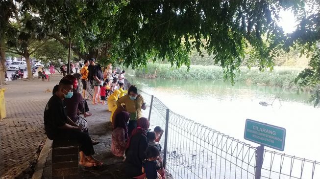 Masyarakat Ngabuburit Sambil Memberi Makan Ikan di Cemara Asri