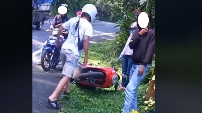 Diduga karena selingkuh, pria ini tendang Honda Scoopy sampai tersungkur (TikTok)