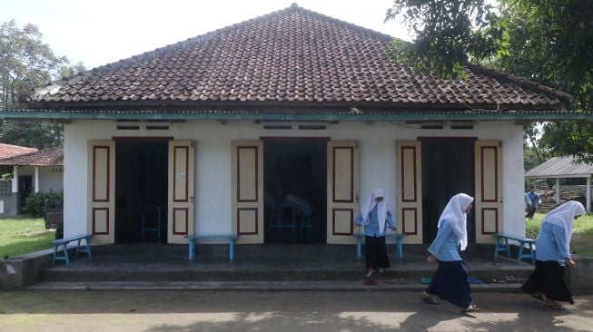 Sejumlah santriwati beraktivitas di rumah pendiri Nahdlatul Ulama (NU) KH Hasyim Asy'ari di kawasan Pondok Pesantren Kapurejo, Kediri, Jawa Timur, Kamis (7/4/2022). ANTARA FOTO/Prasetia Fauzani