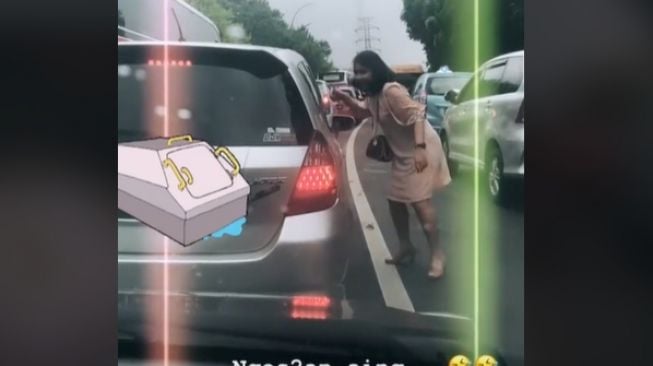 Aksi wanita mengetok kaca jendela Honda Jazz bikin publik salut (TikTok)