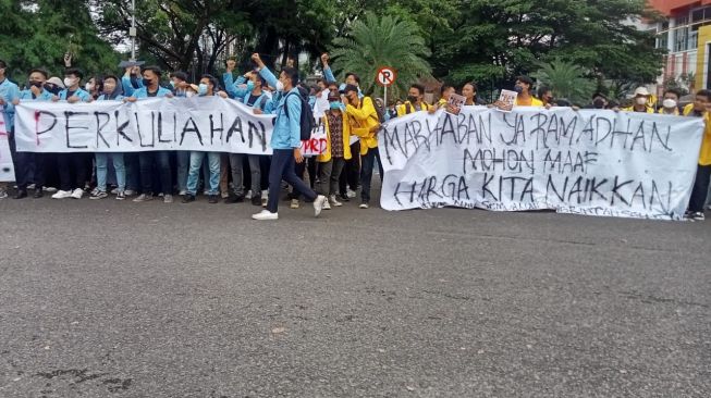 Lima Jam Demonstrasi, DPRD Sumsel Terima dan Janji Teruskan Tuntutan Mahasiswa Aliansi BEM Se-Sumsel