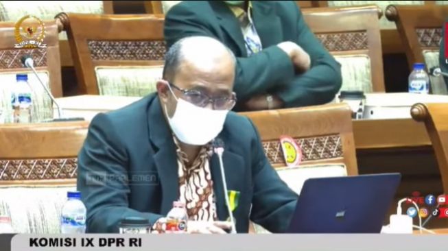 Ketua Umum Pengurus Besar Ikatan Dokter IDI Indonesia dr Adib Khumaidi. (Dok: YouTube/Komisi IX DPR RI Channel)