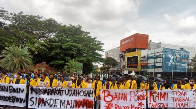 Gelombang Massa Mahasiswa BEM Se-Sumsel Kian Bertambah: Bersitegang, Karena Dihadang Masuk Gedung DPRD