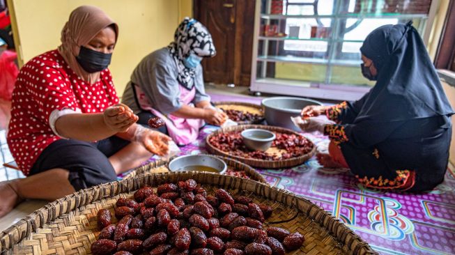 Pekerja memproduksi makanan olahan tomat rasa kurma atau Torakur di sebuah industri rumahan Torakur Ngesti di Ampelgading, Bandungan, Kabupaten Semarang, Jawa Tengah, Kamis (7/4/2022). ANTARA FOTO/Aji Styawan