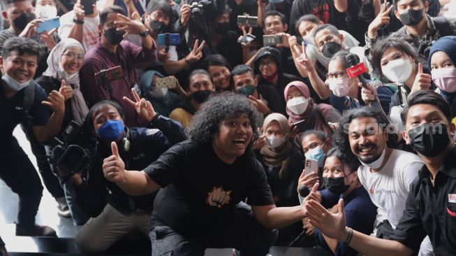 Komedian Marshel Widianto berfoto bersama awak media usai menjalani pemeriksaan di Polda Metro Jaya, Jakarta, Kamis (7/4/2022). [Suara.com/Angga Budhiyanto]