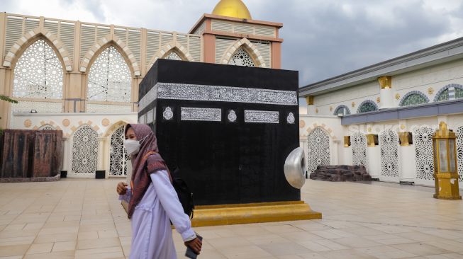 Warga berwisata Ramadhan melihat miniatur Ka'bah di Masjid Nurul Iman, Blok M Square, Jakarta Selatan, Jumat (8/4/2022). [Suara.com/Alfian Winanto]