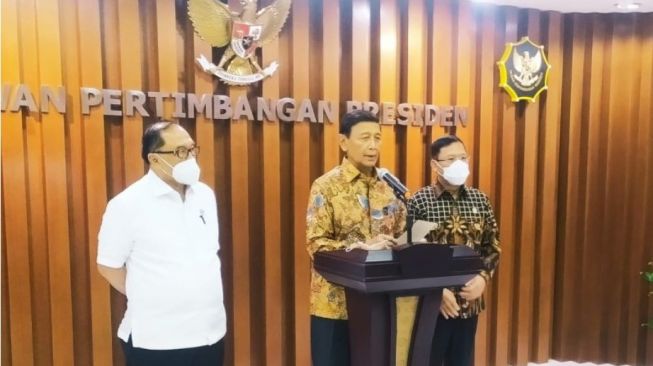 Ketua Wantimpres Jenderal TNI (Purn) Wiranto (tengah) usai pertemuan dengan BEM Nusantara di Kantor Wantimpres, Jakarta, Jumat (8/4) [ANTARA/Indra Arief]