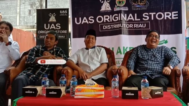 UAS dalam ceramah yang menceritakan kalau dirinya menolak pemberian Kijang Innova dari seseorang (Youtube)