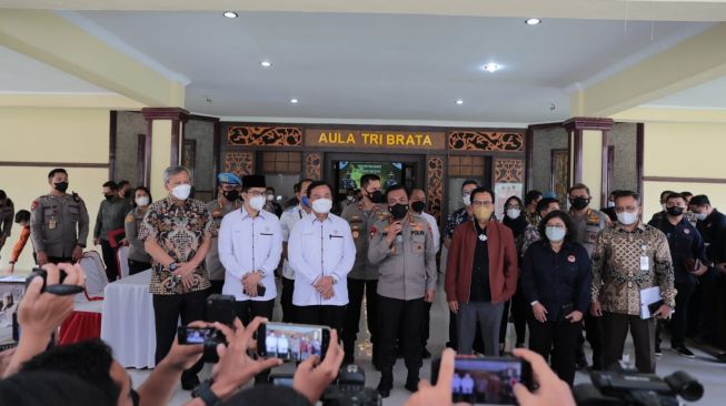 Kapolda Sumut Irjen Pol RZ Panca Putra Simanjuntak saat memberikan keterangan kepada wartawan. [Ist]