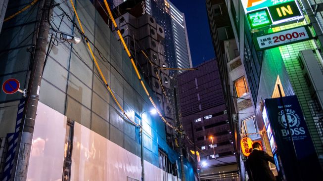 Pemandangan Menara Kapsul Nakagin (tengah) yang terkenal di distrik Ginza, Tokyo, Jepang, Rabu (6/4/2022). [Philip FONG / AFP]
