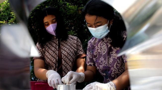 Sejumlah pelajar membuat es krim di SMP Yayasan Pendidikan dan Pengajaran Indonesia (YPPI) 1, Surabaya, Jawa Timur, Jumat (8/4/2022). [ANTARA FOTO/Patrik Cahyo Lumintu/Zk/foc]