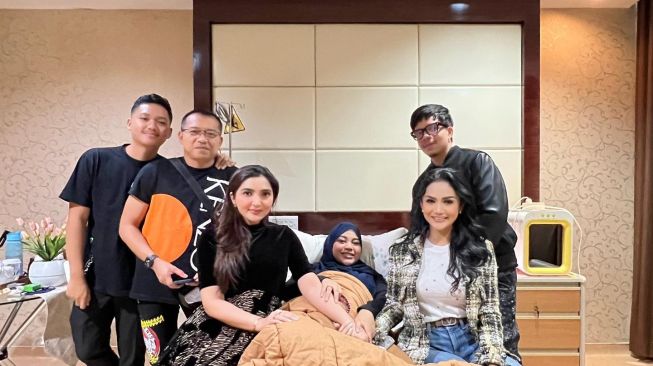 Artis cerai setelah lama menikah. (Instagram/@krisdayantilemos)