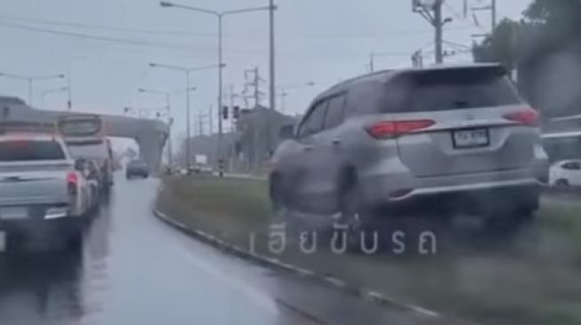 Heboh Cara Toyota Fortuner Hindari Kemacetan Bikin Publik Geram, Tanaman Jalan Jadi Sasaran Kebrutalan