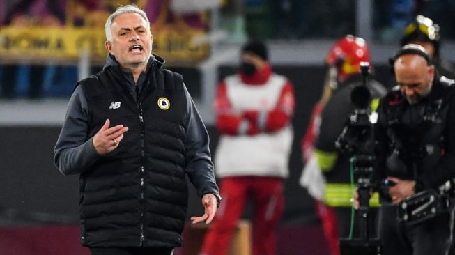 Pelatih AS Roma, Jose Mourinho. [TIZIANA FABI / AFP]