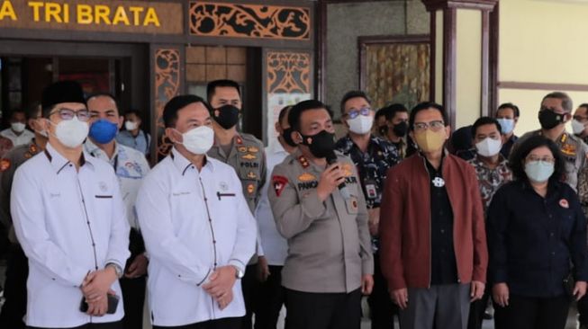 Kapolda Sumut Irjen Pol RZ Panca Putra Simanjuntak saat memberikan keterangan kepada wartawan. [Ist]