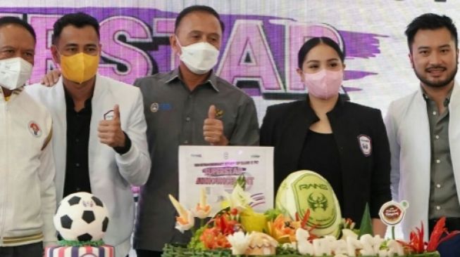 5 Potret Nagita Slavina Tampil Elegan Pakai Jas Bos Rans Cilegon FC