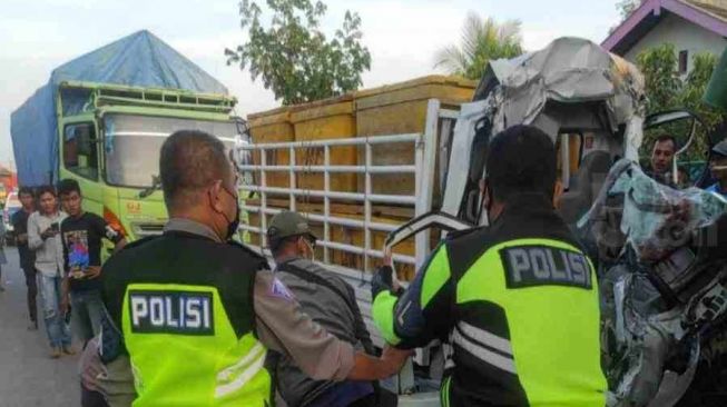 Seruduk Truk Gandeng Parkir di Pantura Tuban, Sopir Pikap Tewas Tergencet Belakang Bak Truk