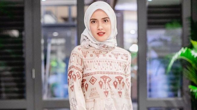 9 Potret Artis Non Muslim Berhijab, Banyak yang Dikira Pindah Agama