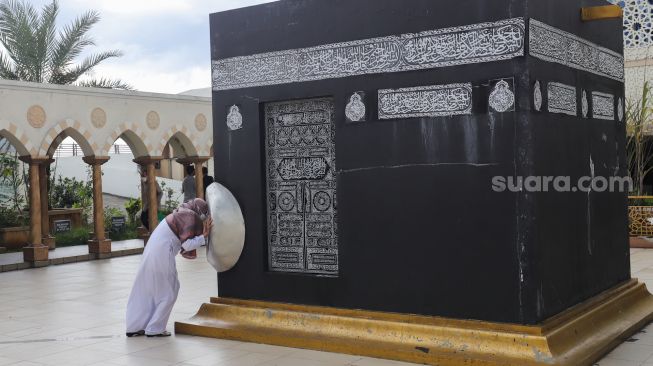 Warga berwisata Ramadhan melihat miniatur Ka'bah di Masjid Nurul Iman, Blok M Square, Jakarta Selatan, Jumat (8/4/2022). [Suara.com/Alfian Winanto]