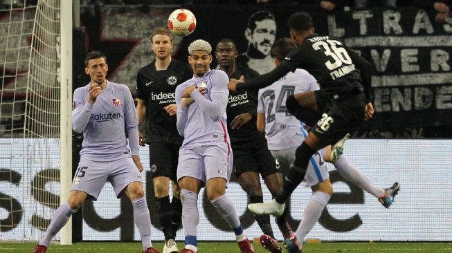 Gelandang Frankfurt Ansgar Knauff (kanan) mencetak gol pembuka saat pertandingan leg pertama perempat final Liga Europa UEFA antara Eintracht Frankfurt dengan FC Barcelona di Frankfurt, Jerman, Kamis (7/4/2022). [Daniel ROLAND /