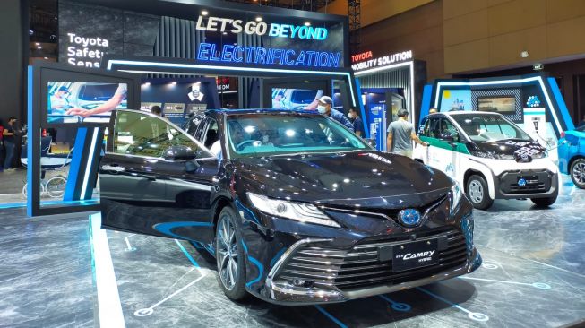 Booth Toyota di IIMS Hybrid 2022 yang memajang deretan produk mobil listriknya [Suara.com/CNR ukirsari].